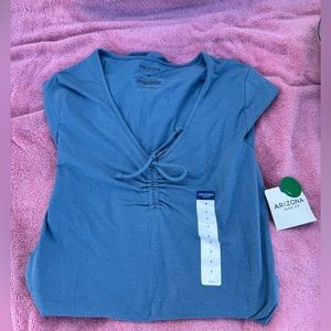 Long-sleeve blue cute top.